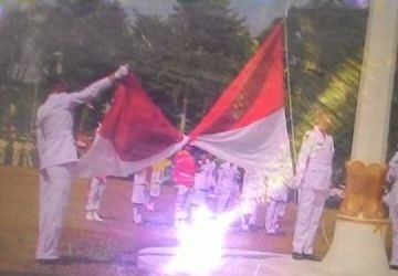 Bendera yang terbelit saat peringatan HUT RI di Pemkot Jambi